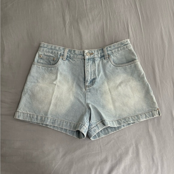 Light wash denim shorts - Picture 1 of 3